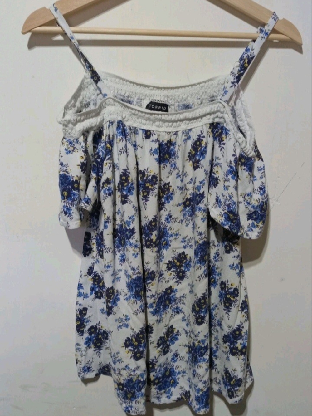 torrid White Floral Cold-Shoulder Camisole with Blue Bouquet Print